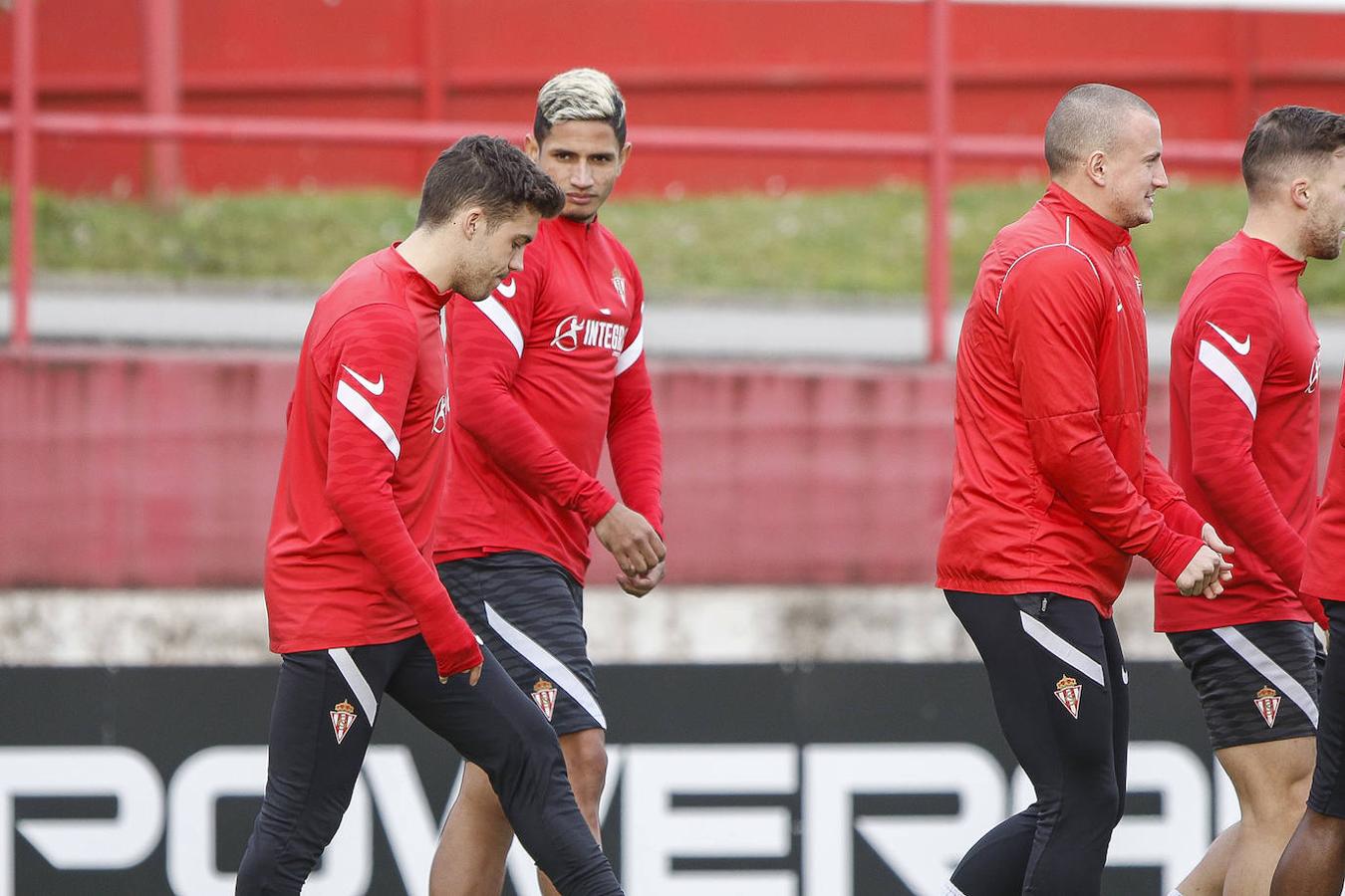 El joven delantero procedente del Dynamo de Kiev, que aterrizó el martes en Asturias, ha participado esta mañana en el entrenamiento, antes de su presentación oficial en El Molinón