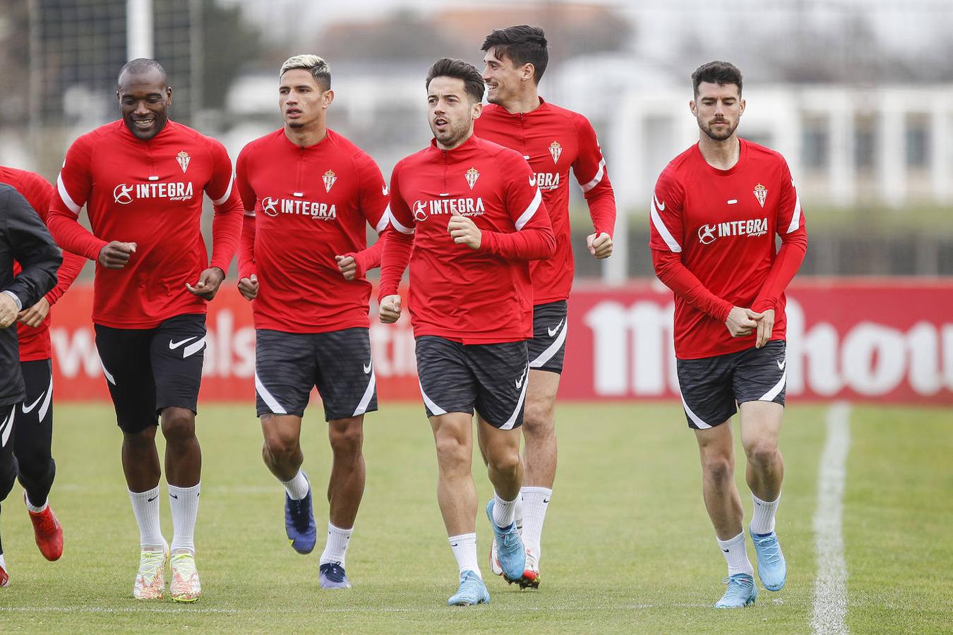 El joven delantero procedente del Dynamo de Kiev, que aterrizó el martes en Asturias, ha participado esta mañana en el entrenamiento, antes de su presentación oficial en El Molinón