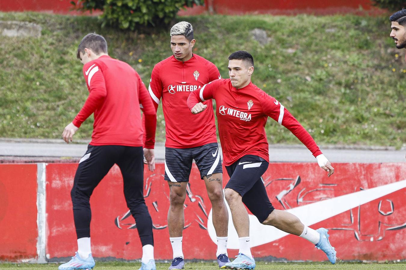 El joven delantero procedente del Dynamo de Kiev, que aterrizó el martes en Asturias, ha participado esta mañana en el entrenamiento, antes de su presentación oficial en El Molinón