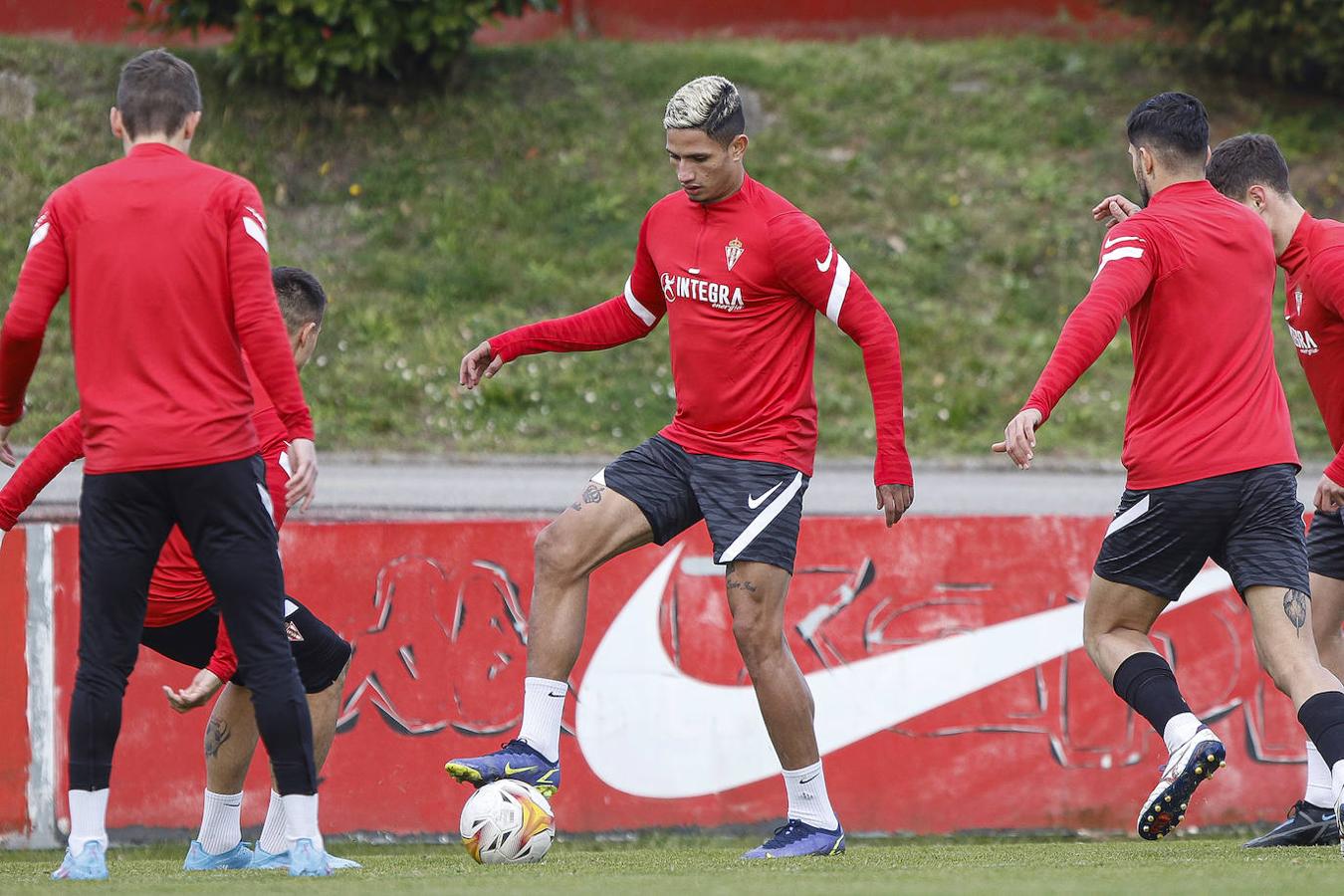 El joven delantero procedente del Dynamo de Kiev, que aterrizó el martes en Asturias, ha participado esta mañana en el entrenamiento, antes de su presentación oficial en El Molinón