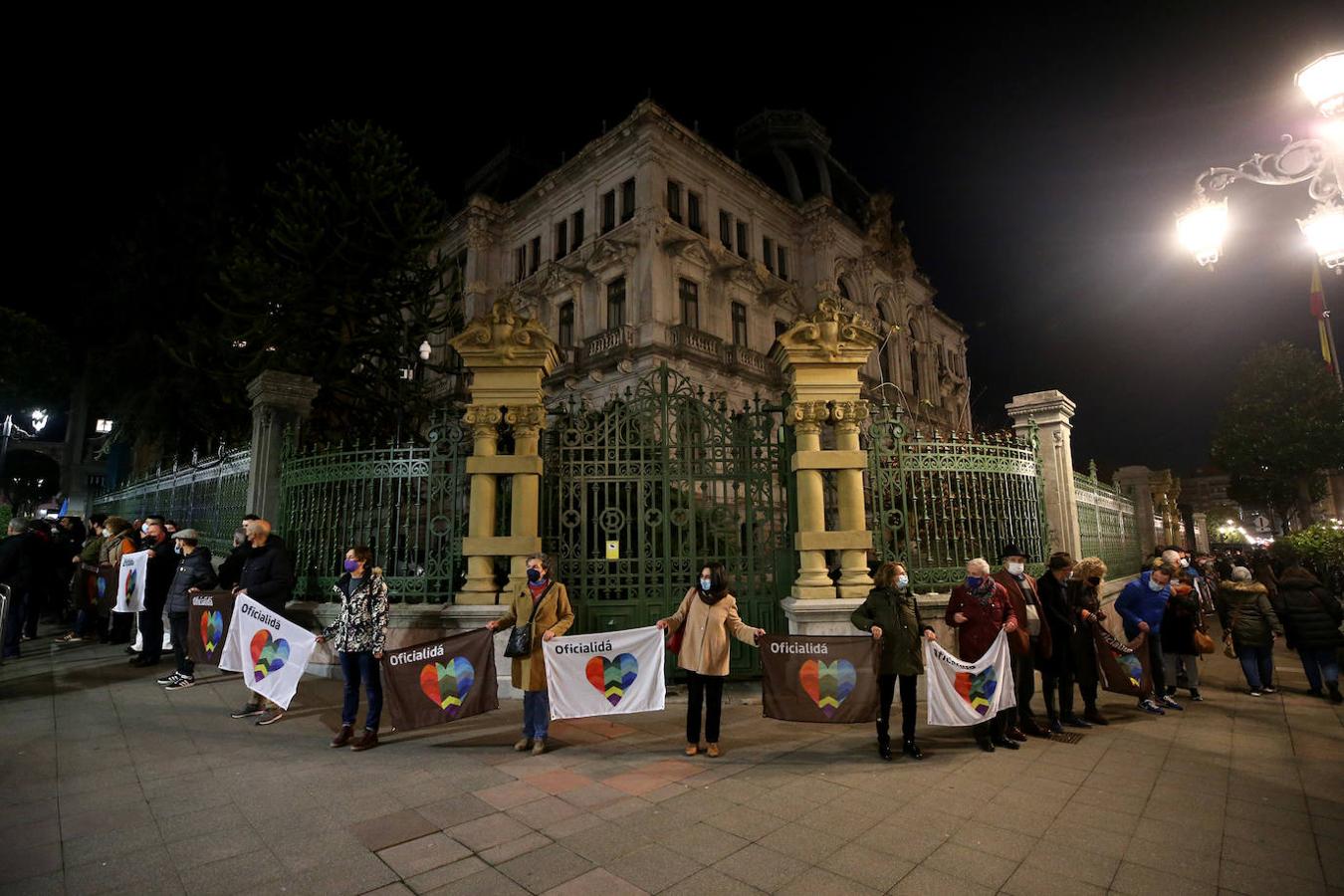 Multitud de manifestantes proclamaron su posición a favor de la oficialidad del asturiano en los alrededores de la Junta General.