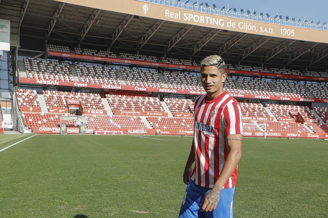 El joven delantero procedente del Dynamo de Kiev, que aterrizó el martes en Asturias, ha participado esta mañana en el entrenamiento, antes de su presentación oficial en El Molinón