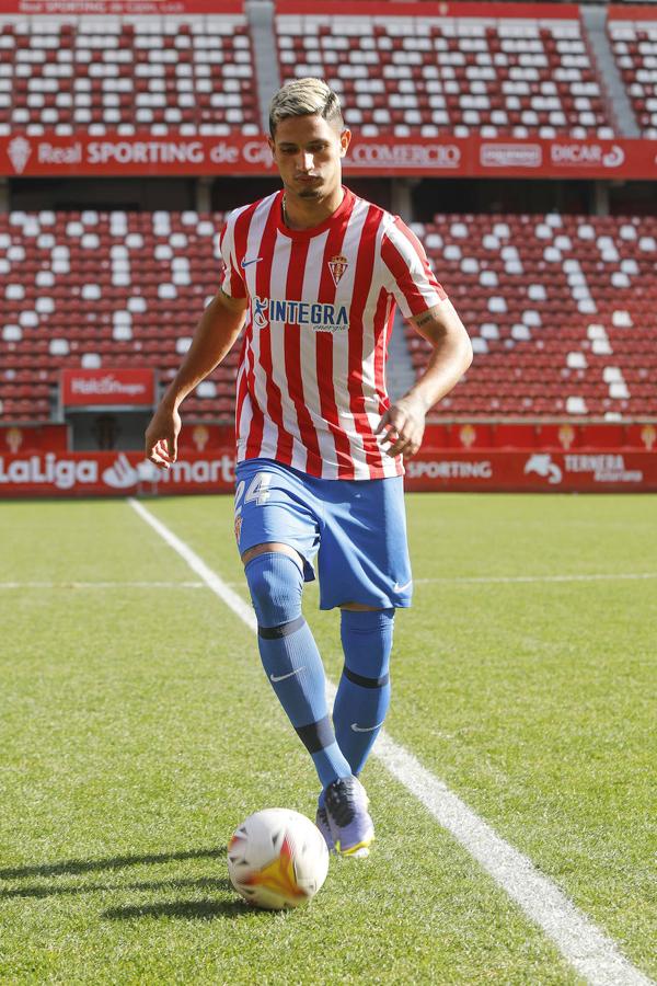 El joven delantero procedente del Dynamo de Kiev, que aterrizó el martes en Asturias, ha participado esta mañana en el entrenamiento, antes de su presentación oficial en El Molinón