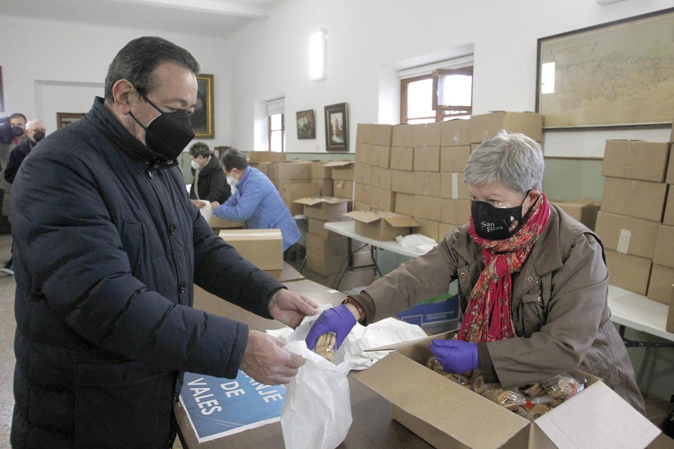 Alrededor de unas 8.000 bolsas -con seis roscas cada una y con un precio de un euro- se pusieron a la venta este jueves durante la celebración de la misa en la parroquia de Santa Cruz de Jove para celebrar el día de San Blas. Unos 550 kilos de las tradicionales rosquillas «sanadoras» se repartieron entre los asistentes e interesados en adquirir estos tradicionales dulces.