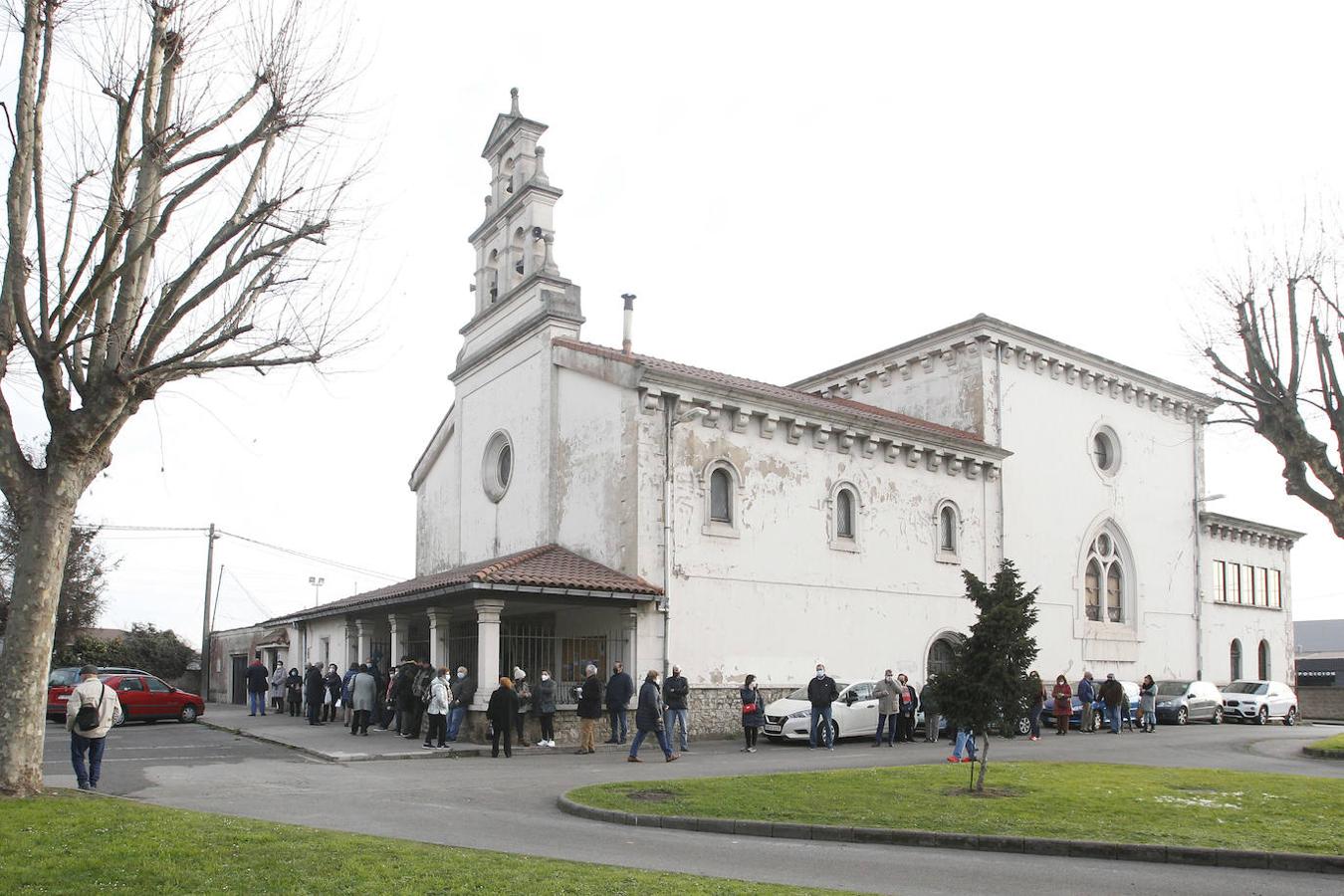 Alrededor de unas 8.000 bolsas -con seis roscas cada una y con un precio de un euro- se pusieron a la venta este jueves durante la celebración de la misa en la parroquia de Santa Cruz de Jove para celebrar el día de San Blas. Unos 550 kilos de las tradicionales rosquillas «sanadoras» se repartieron entre los asistentes e interesados en adquirir estos tradicionales dulces.