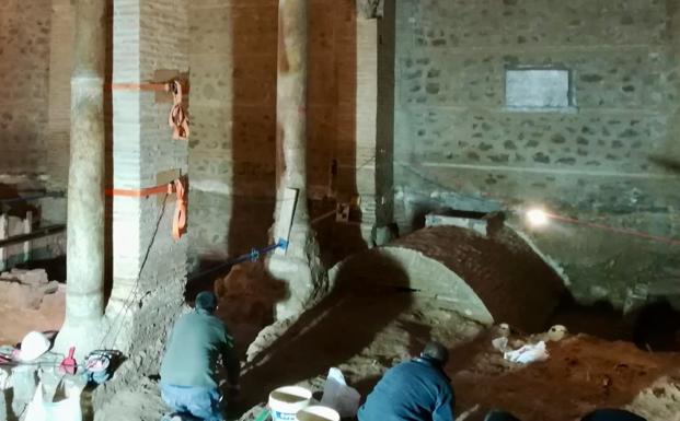 Imagen principal - Hallan restos de un palacio califal en una iglesia de Toledo