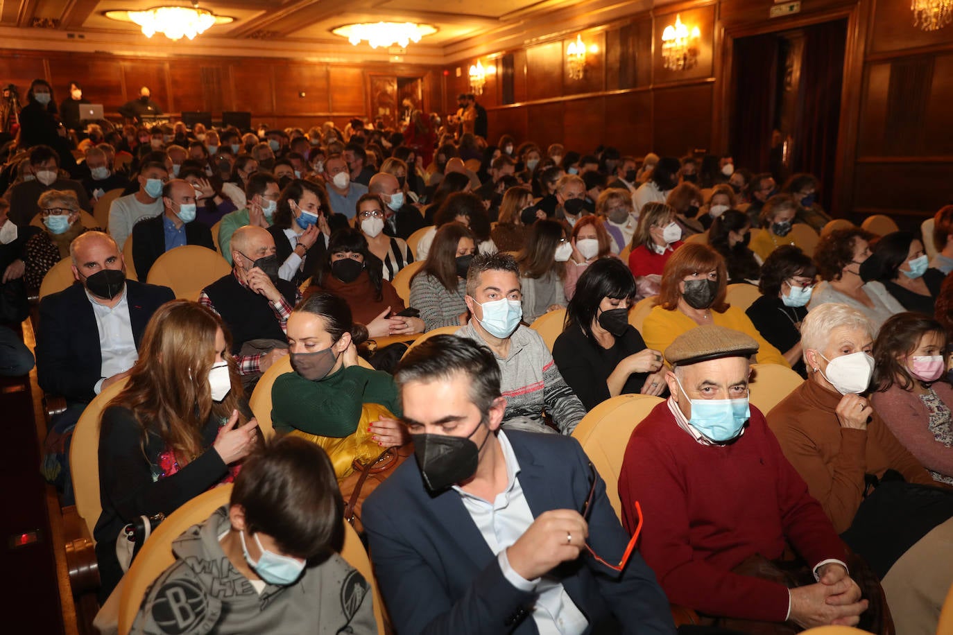 Higiénico Papel. Una compañía con dos espectáculos, 'Cuarteto' y 'Consecuencias de la sed', se ha erigido en la gran triunfadora de los Premios Oh! de las artes escénicas de Asturias, que otorga Escenastur, la asociación que agrupa a las compañías profesionales de la región. 'Cuarteto', montaje ganador del Premio Jovellanos a la producción 2021 y que se adentra con música en un texto de Heiner Müller que nos lleva al duelo de poder entre el vizconde de Valmont y la marquesa de Merteuil que hizo célebre 'Las amistades peligrosas', logró el premio al mejor espectáculo del pasado año. Pero es que, además, ese montaje se llevó los galardones a la mejor producción y al mejor diseño de iluminación para Carlos Dávila.