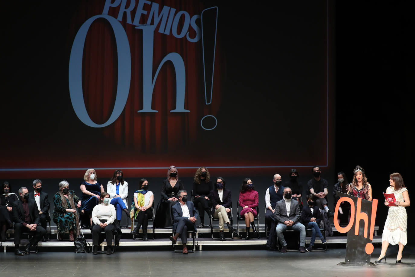 Higiénico Papel. Una compañía con dos espectáculos, 'Cuarteto' y 'Consecuencias de la sed', se ha erigido en la gran triunfadora de los Premios Oh! de las artes escénicas de Asturias, que otorga Escenastur, la asociación que agrupa a las compañías profesionales de la región. 'Cuarteto', montaje ganador del Premio Jovellanos a la producción 2021 y que se adentra con música en un texto de Heiner Müller que nos lleva al duelo de poder entre el vizconde de Valmont y la marquesa de Merteuil que hizo célebre 'Las amistades peligrosas', logró el premio al mejor espectáculo del pasado año. Pero es que, además, ese montaje se llevó los galardones a la mejor producción y al mejor diseño de iluminación para Carlos Dávila.