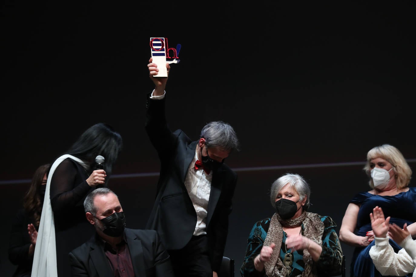 Higiénico Papel. Una compañía con dos espectáculos, 'Cuarteto' y 'Consecuencias de la sed', se ha erigido en la gran triunfadora de los Premios Oh! de las artes escénicas de Asturias, que otorga Escenastur, la asociación que agrupa a las compañías profesionales de la región. 'Cuarteto', montaje ganador del Premio Jovellanos a la producción 2021 y que se adentra con música en un texto de Heiner Müller que nos lleva al duelo de poder entre el vizconde de Valmont y la marquesa de Merteuil que hizo célebre 'Las amistades peligrosas', logró el premio al mejor espectáculo del pasado año. Pero es que, además, ese montaje se llevó los galardones a la mejor producción y al mejor diseño de iluminación para Carlos Dávila.