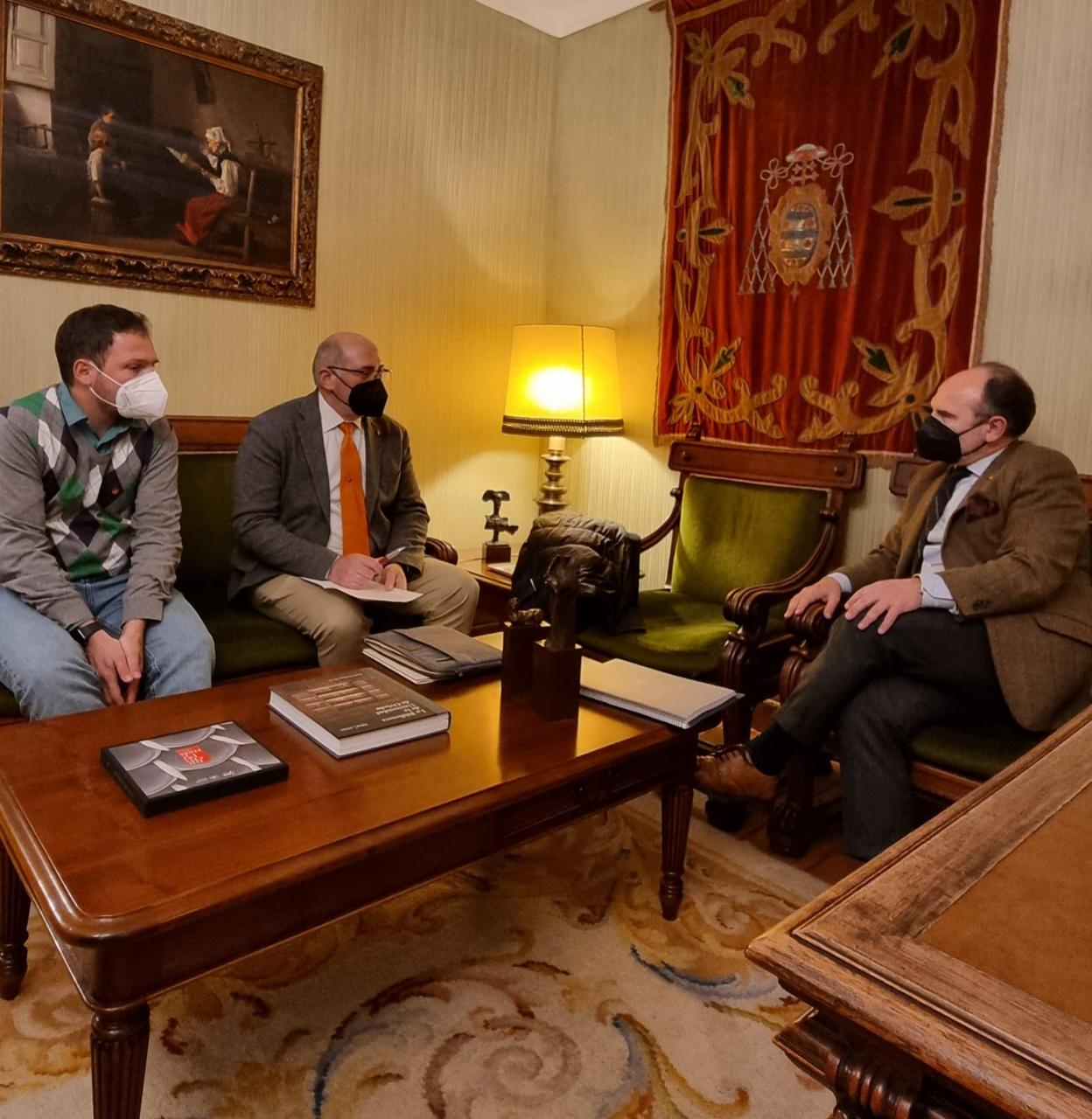 Un momento de la reunión del rector con el director y subdirector de la Escuela de Minas, Francisco Javier Iglesias y Javier Garcia. 