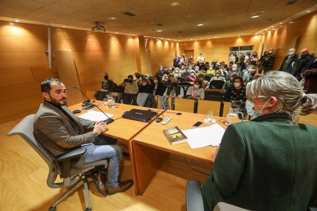 La presentación del libro de Manuel Álvarez Xagó llenó el salón de actos del centro universitario. 