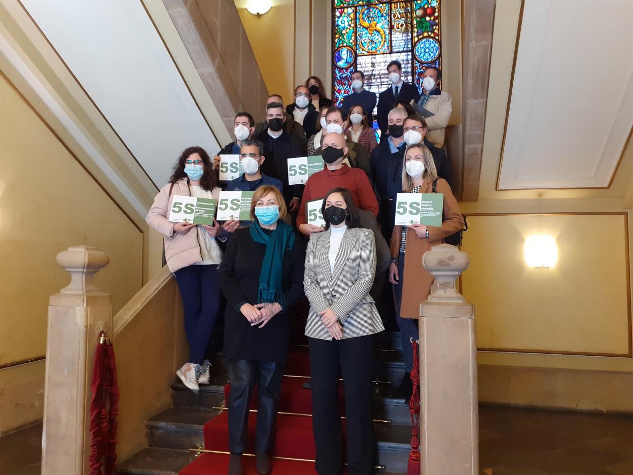 Los participantes en los talleres de este año, ayer en el consistorio.