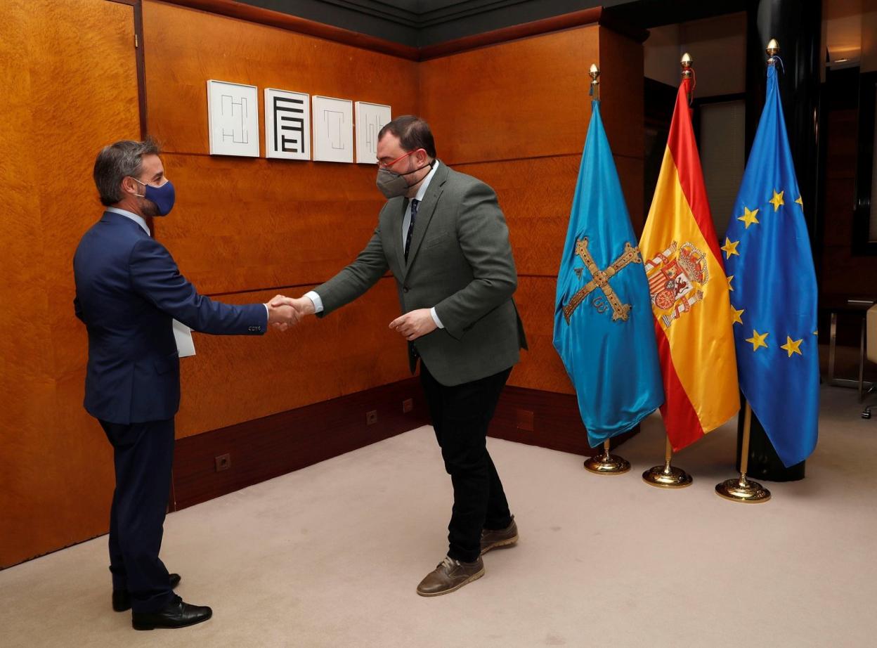 El alcalde Gerardo Fabián saluda al presidente del Principado Adrián Barbón antes de la reunión. 
