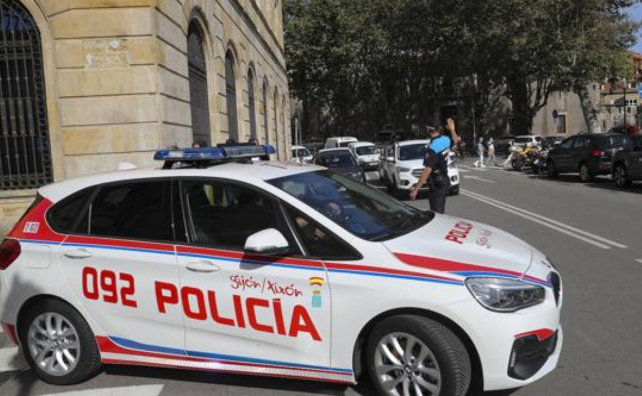 Un coche de la Policía Local de Gijón.