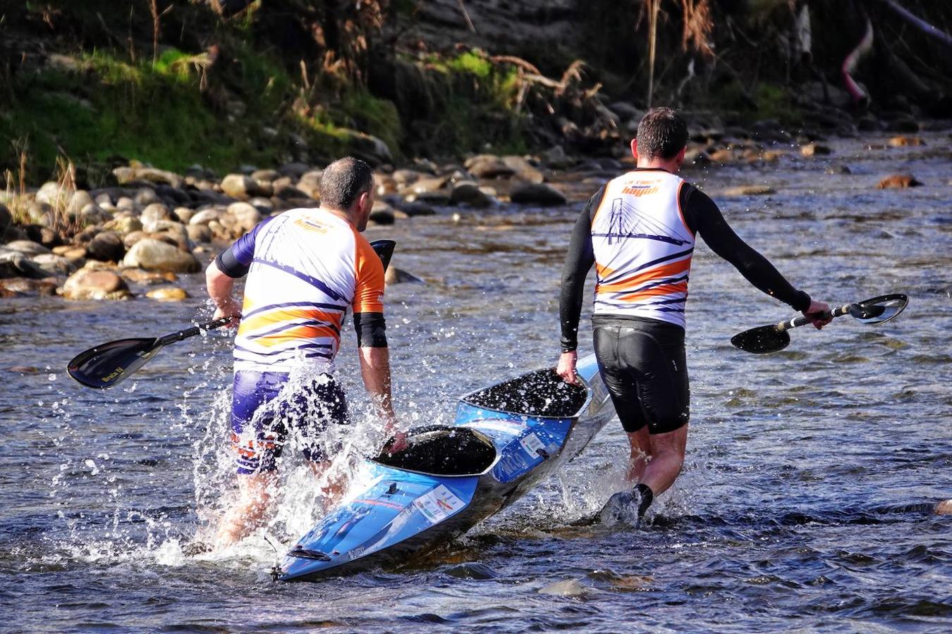 La temporada piragüística asturiana comenzó este sábado con el 1º Descenso-Ascenso del río Sella, prueba con meta y salida en el puente Emilio Llamedo Olivera de Arriondas y ciaboga en la mansa de la Veyera (Picu la Vieya).