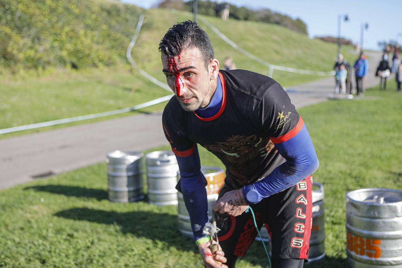 Desde las 15.30 de este sábado, el barrio de Cimavilla, en Gijón, acogió una carrera de obstáculos, en tandas de 50 participantes y con intervalos de diez minutos.