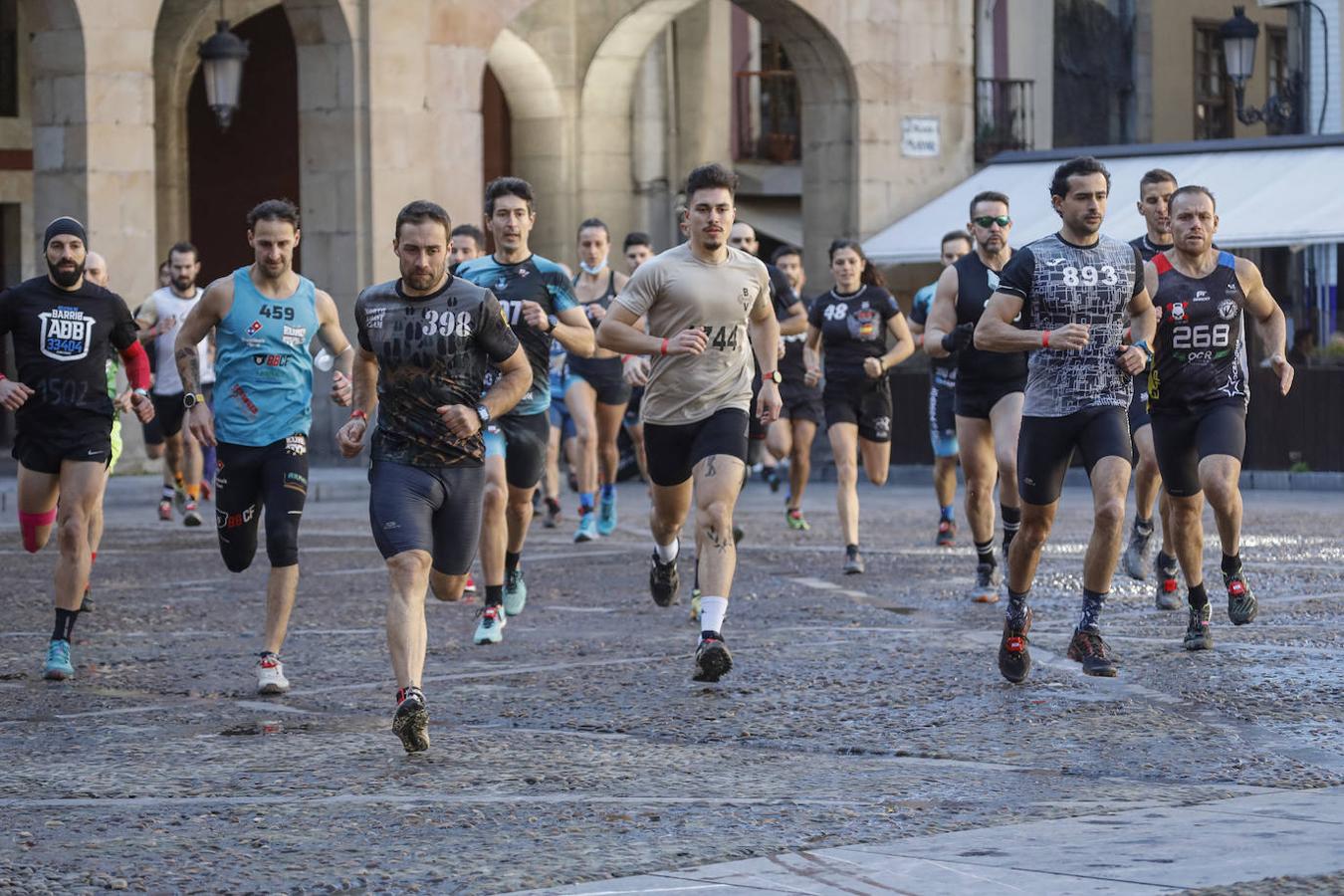 Desde las 15.30 de este sábado, el barrio de Cimavilla, en Gijón, acogió una carrera de obstáculos, en tandas de 50 participantes y con intervalos de diez minutos.