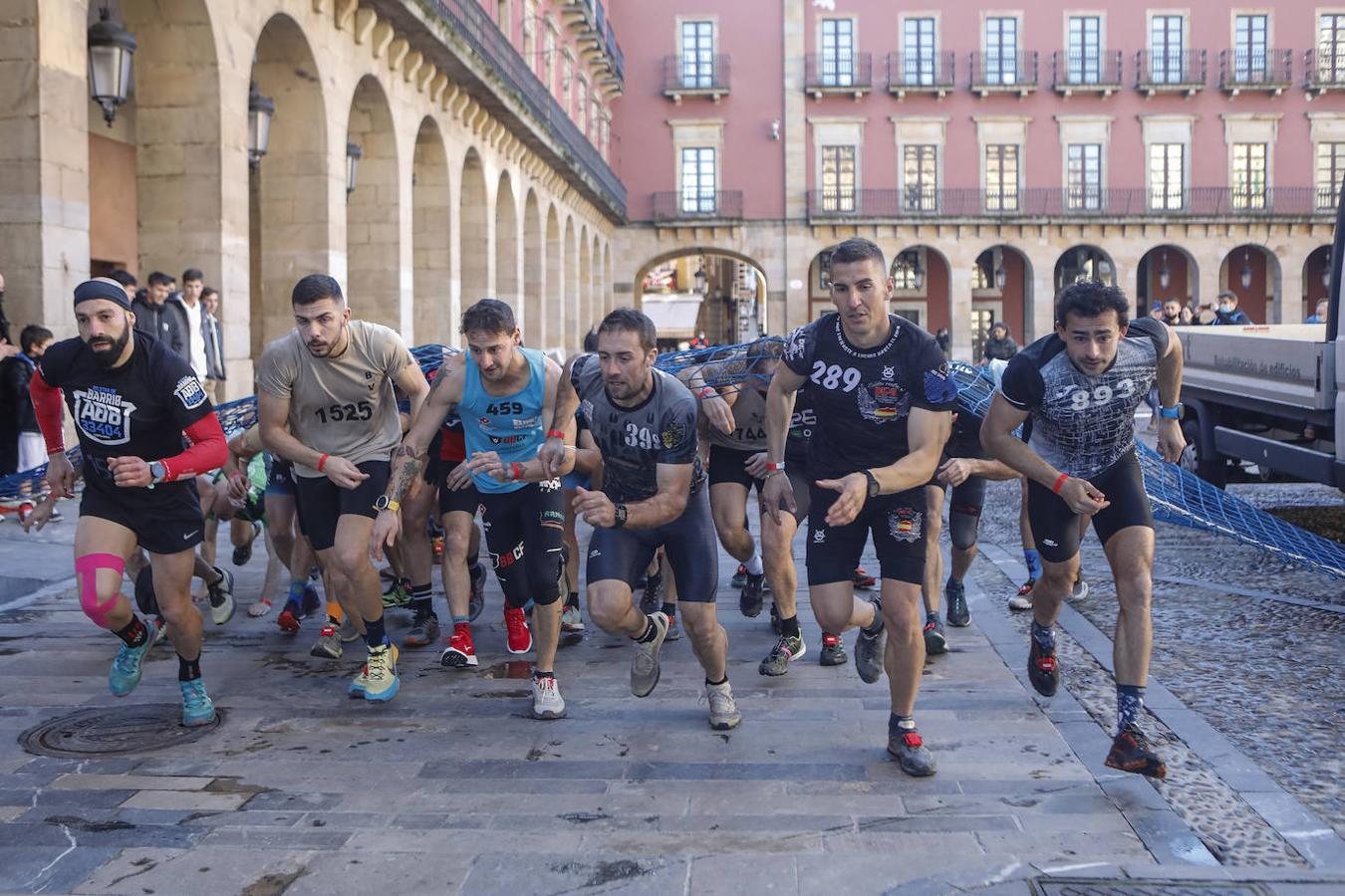 Desde las 15.30 de este sábado, el barrio de Cimavilla, en Gijón, acogió una carrera de obstáculos, en tandas de 50 participantes y con intervalos de diez minutos.