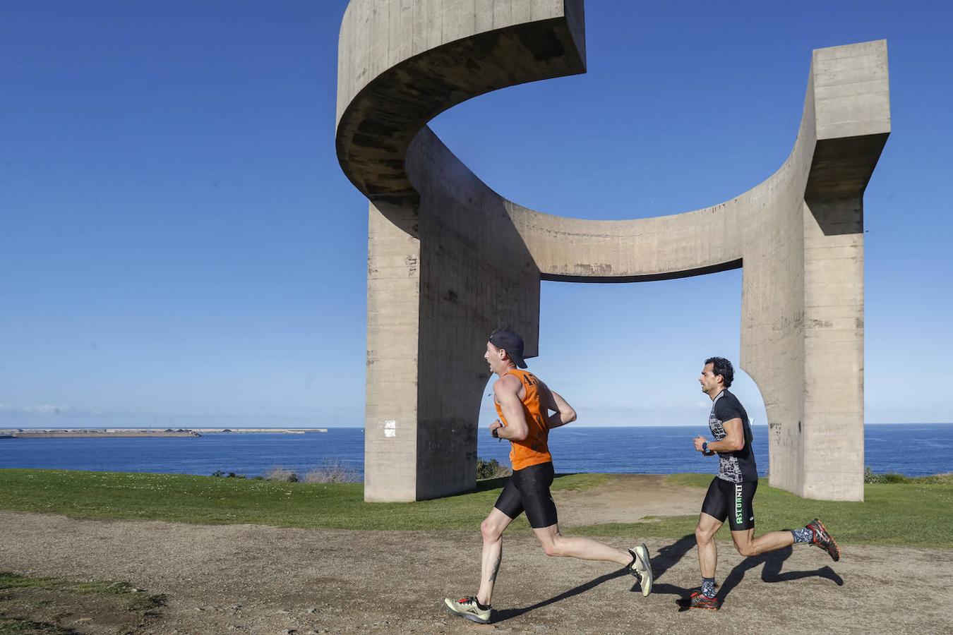 Desde las 15.30 de este sábado, el barrio de Cimavilla, en Gijón, acogió una carrera de obstáculos, en tandas de 50 participantes y con intervalos de diez minutos.