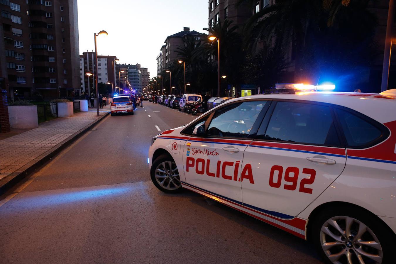 Un motorista, de 40 años, ha fallecido en la tarde de este sábado tras sufrir un accidente en la calle Ezcurdia. El hombre impactó contra el bordillo de la acera y posteriormente contra una farola.