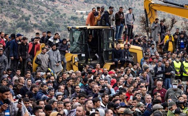 Multitud de personas han acudido a la zona para apoyar a los equipos de rescate.