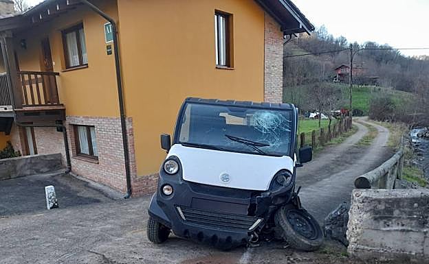 Estado del vehículo tras el choque contra el muro.