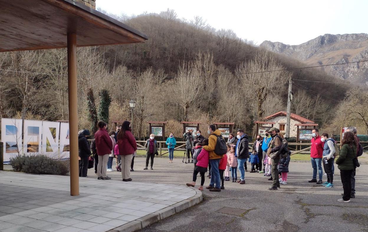 Participantes en la ruta hasta La Polina. 