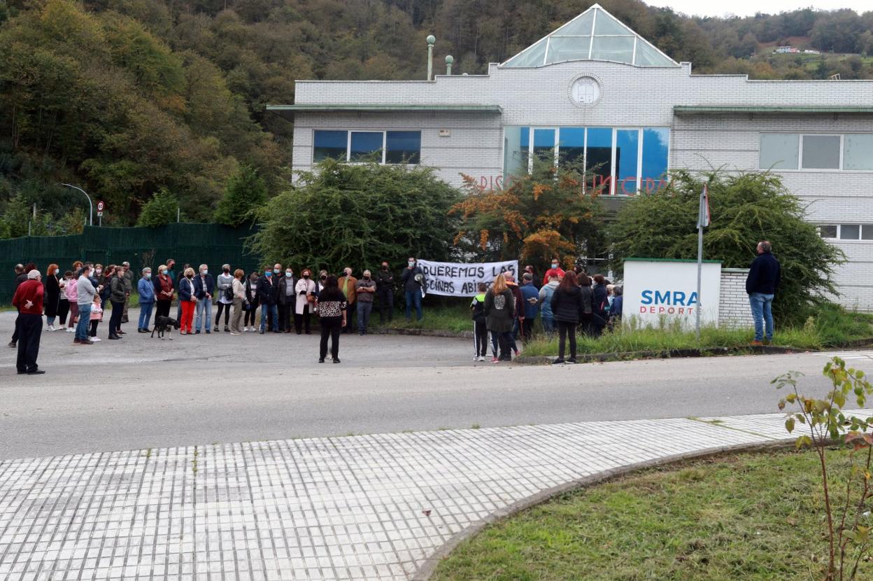 Concentración de vecinos de Sotrondio el pasado octubre para exigir la reapertura de la piscina. 