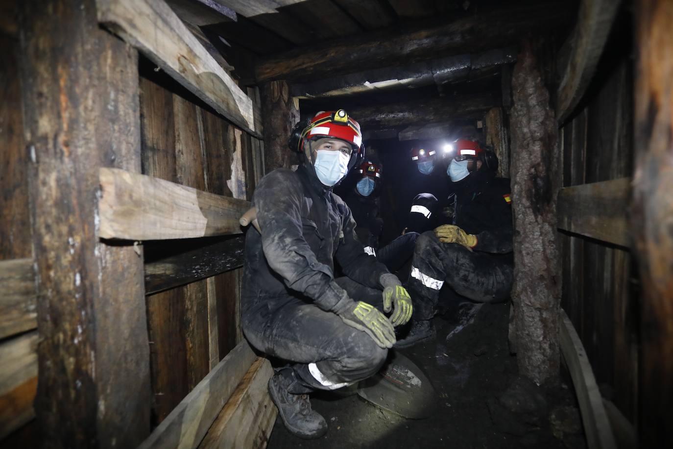 La Brigada de Salvamento Minero compartió sus conocimientos este martes con veintidós miembros de la Unidad Militar de Emergencias (UME) de Zaragoza en un ejercicio llevado a cabo en el Pozo Fondón, en Sama. Entre otros aspectos se abordó construcción de estructuras de madera, avances en galerías, trabajos y rescates en espacios confinados sin visibilidad y la extinción de incendios.