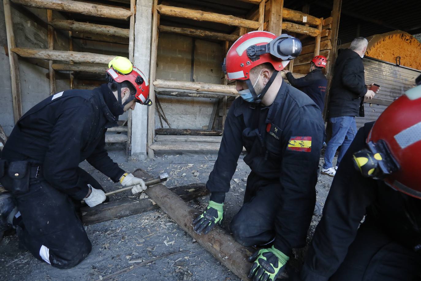 La Brigada de Salvamento Minero compartió sus conocimientos este martes con veintidós miembros de la Unidad Militar de Emergencias (UME) de Zaragoza en un ejercicio llevado a cabo en el Pozo Fondón, en Sama. Entre otros aspectos se abordó construcción de estructuras de madera, avances en galerías, trabajos y rescates en espacios confinados sin visibilidad y la extinción de incendios.