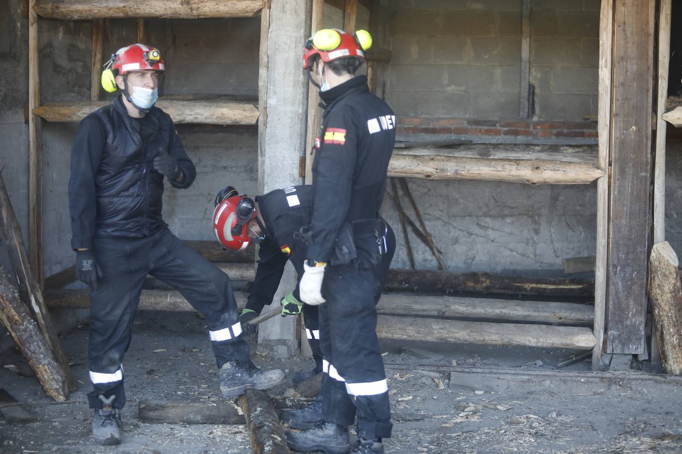 La Brigada de Salvamento Minero compartió sus conocimientos este martes con veintidós miembros de la Unidad Militar de Emergencias (UME) de Zaragoza en un ejercicio llevado a cabo en el Pozo Fondón, en Sama. Entre otros aspectos se abordó construcción de estructuras de madera, avances en galerías, trabajos y rescates en espacios confinados sin visibilidad y la extinción de incendios.