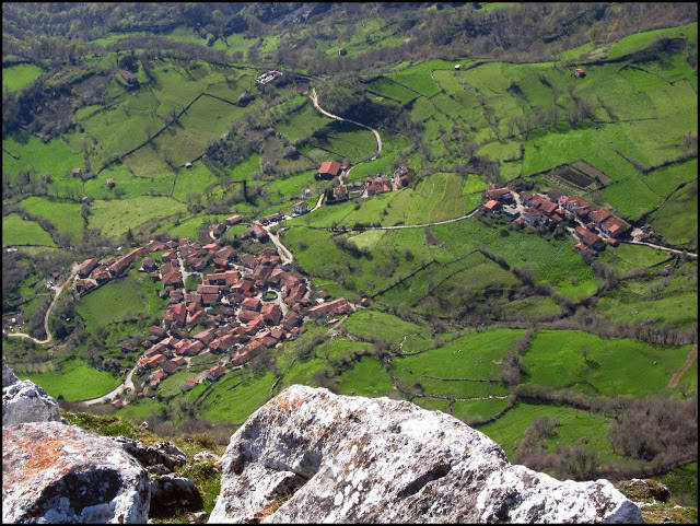 Una selección de pueblos medievales asturianos que permite recorrer los paisajes con más historia del Principado | En la imagen, Bermiego (Quirós)