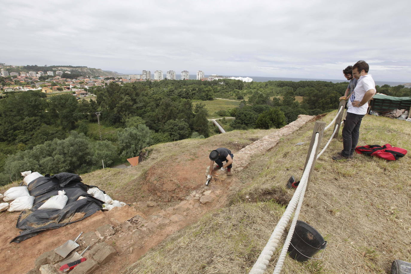 Una selección de pueblos medievales asturianos que permite recorrer los paisajes con más historia del Principado | En la imagen, excavaciones del castillo de Gauzón, en el Peñón de Raíces (Castrillón)
