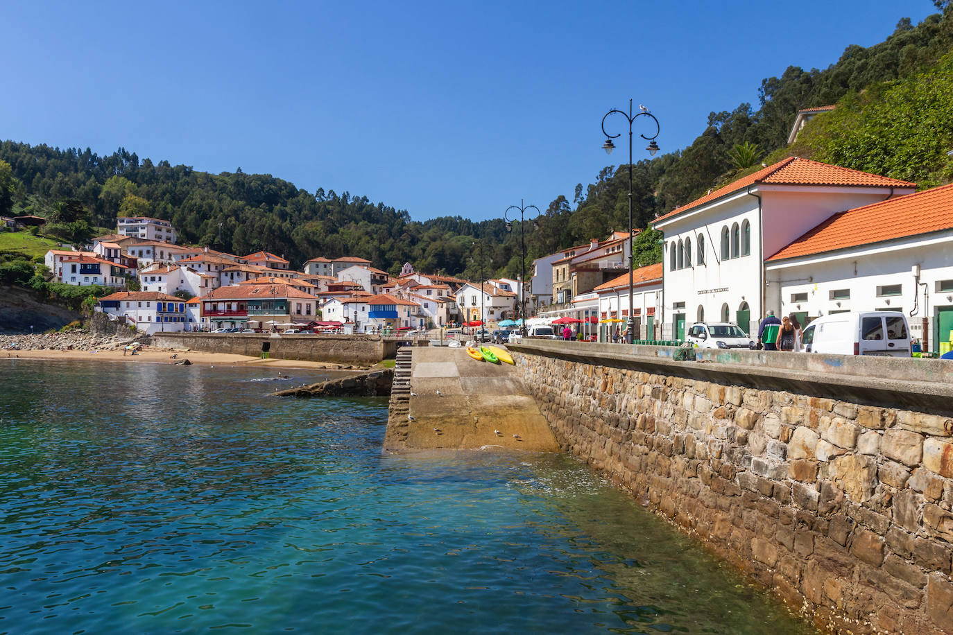 Una selección de pueblos medievales asturianos que permite recorrer los paisajes con más historia del Principado | En la imagen, puerto de Tazones
