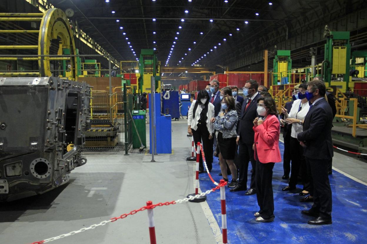 La ministra de Defensa, Margarita Robles, en una visita a las instalaciones de la fábrica de Trubia. 