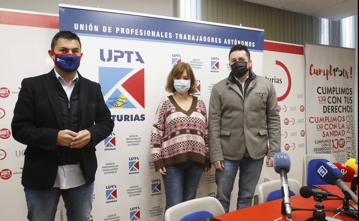 Eduardo Abad, presidente de UPTA, Almudena Cueto, representante de UPTA Asturias y Javier Lanero, segretario general de UGT Asturias 