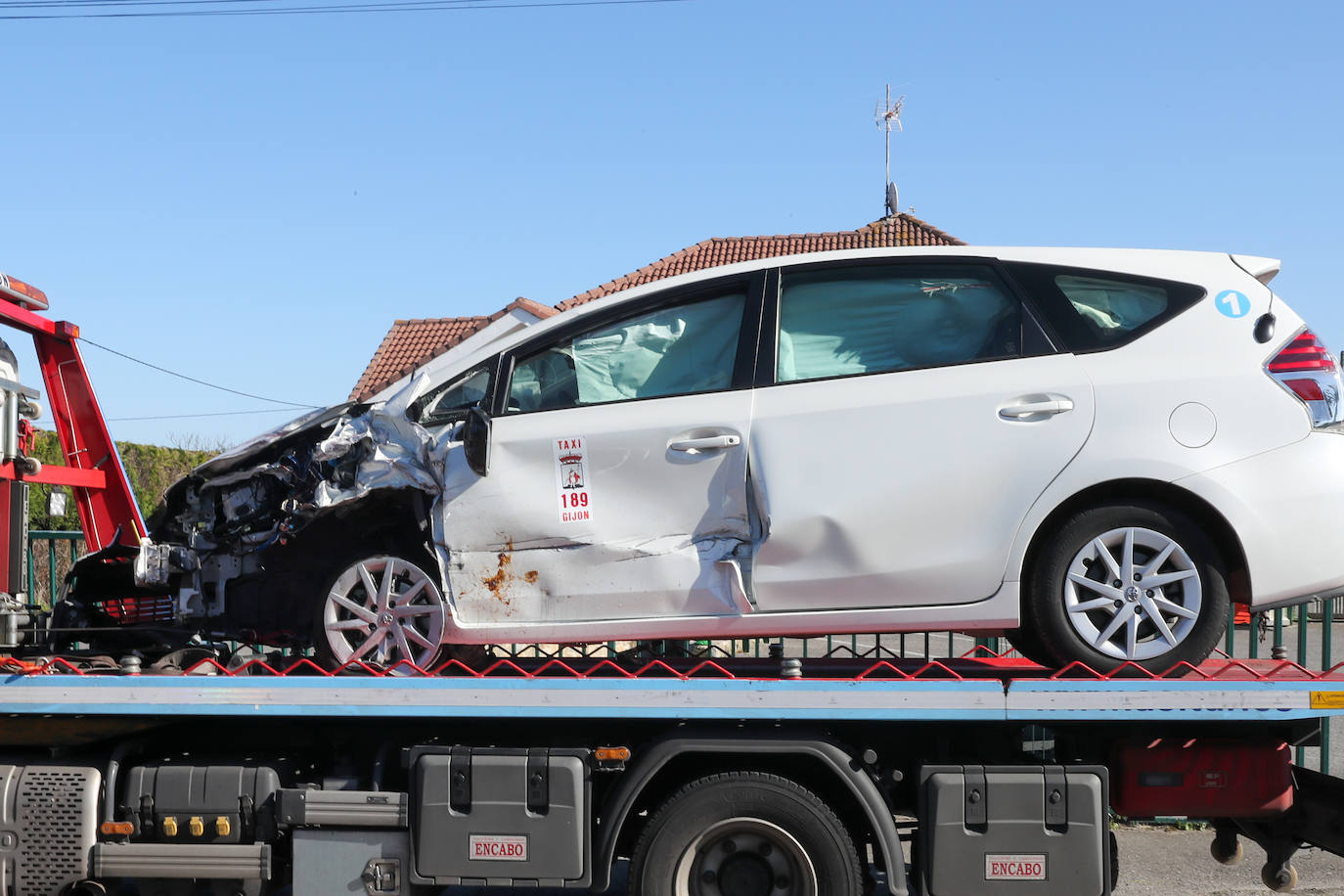 Fotos: Un accidente en la carretera de La Providencia deja tres heridos