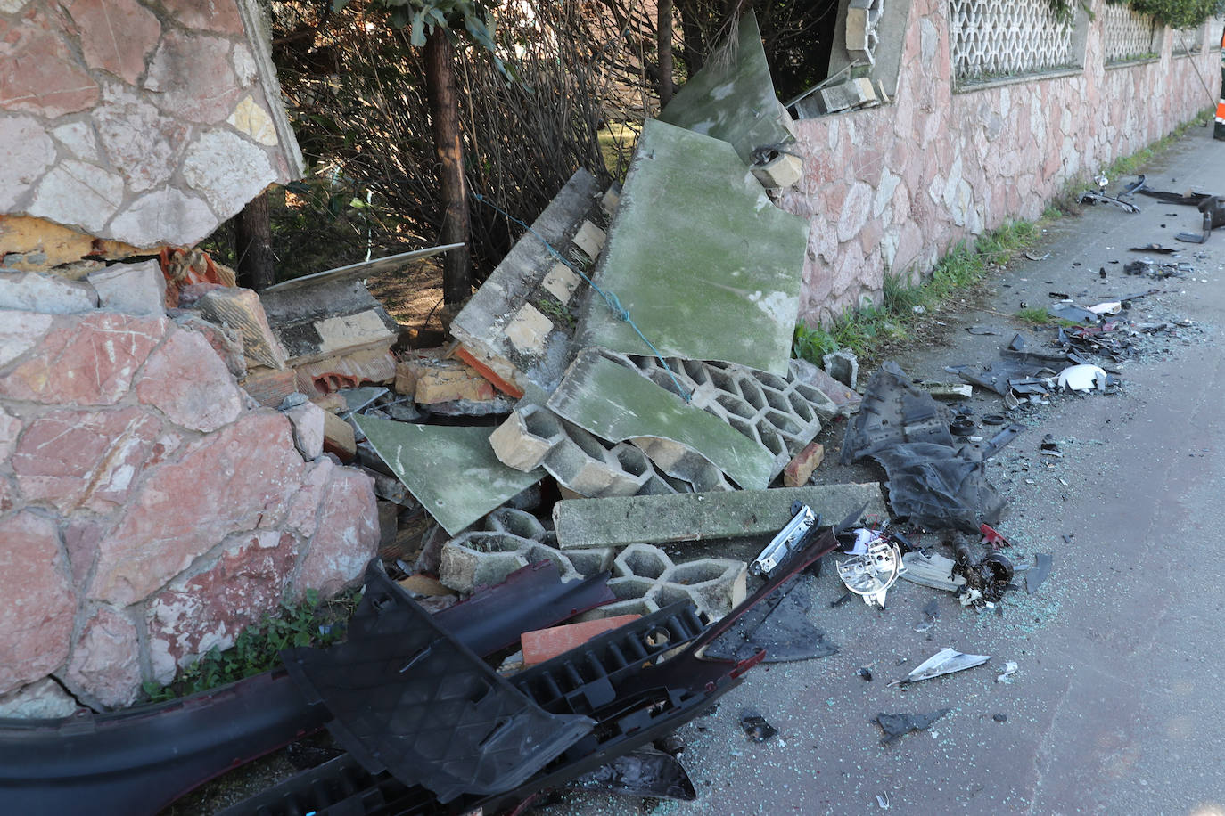 Fotos: Un accidente en la carretera de La Providencia deja tres heridos