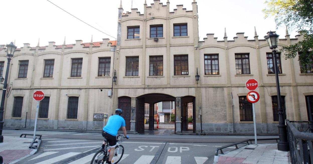 Fachada principal de la fábrica de armas de la villa cañonera, que absorberá carga de trabajo de la factoría sevillana. 