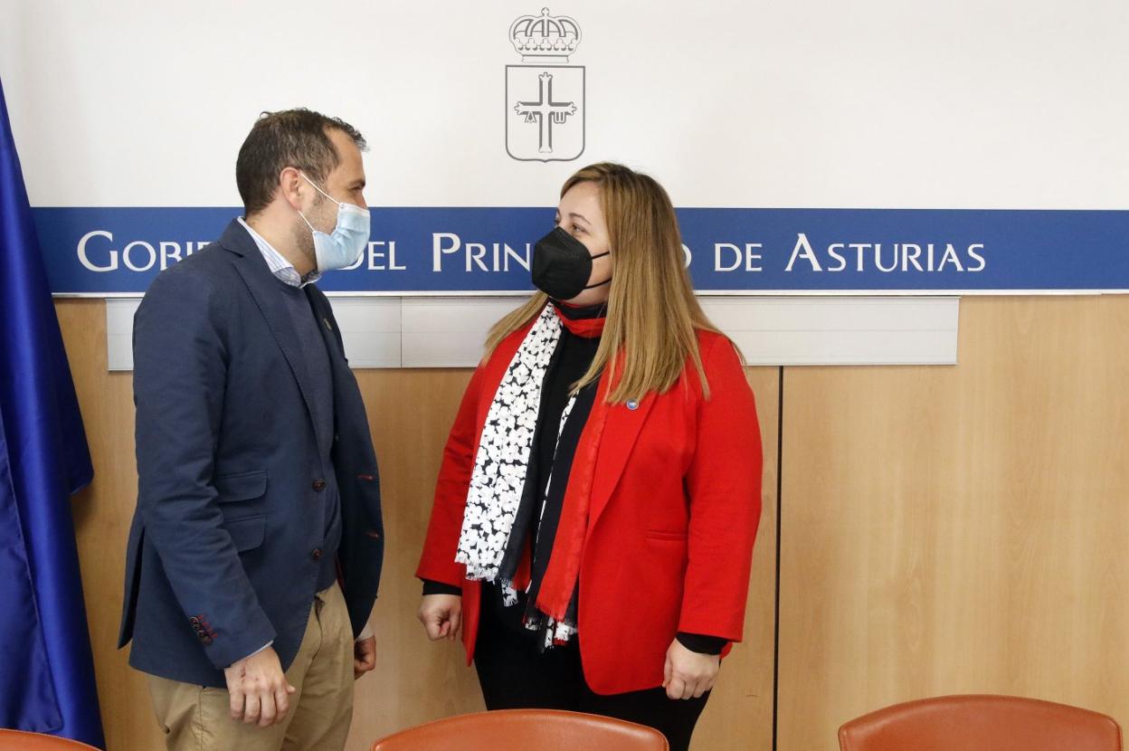 El alcalde, José Manuel González Castro, y la consejera, Lydia Espina, reunidos ayer en Oviedo. 