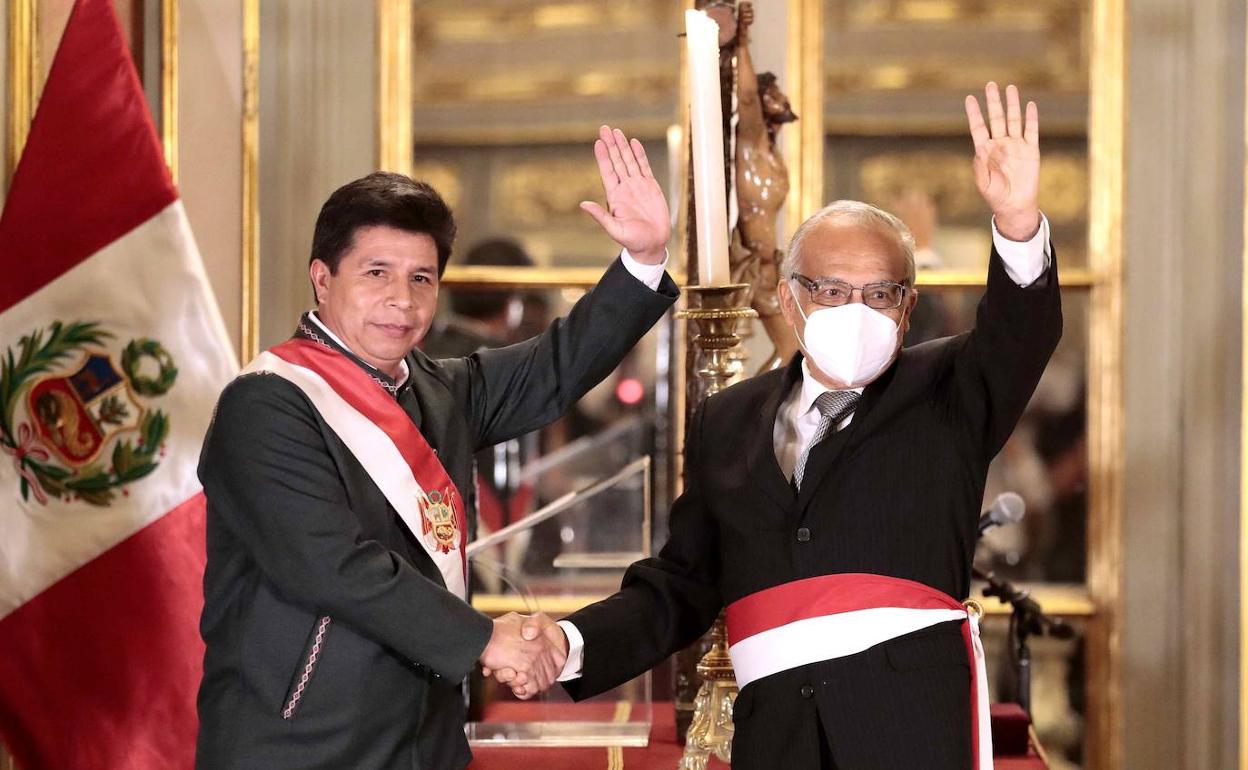 El presidente de Perú, Pedro Castillo, estrecha la mano al nuevo primer ministro, Aníbal Torres. 