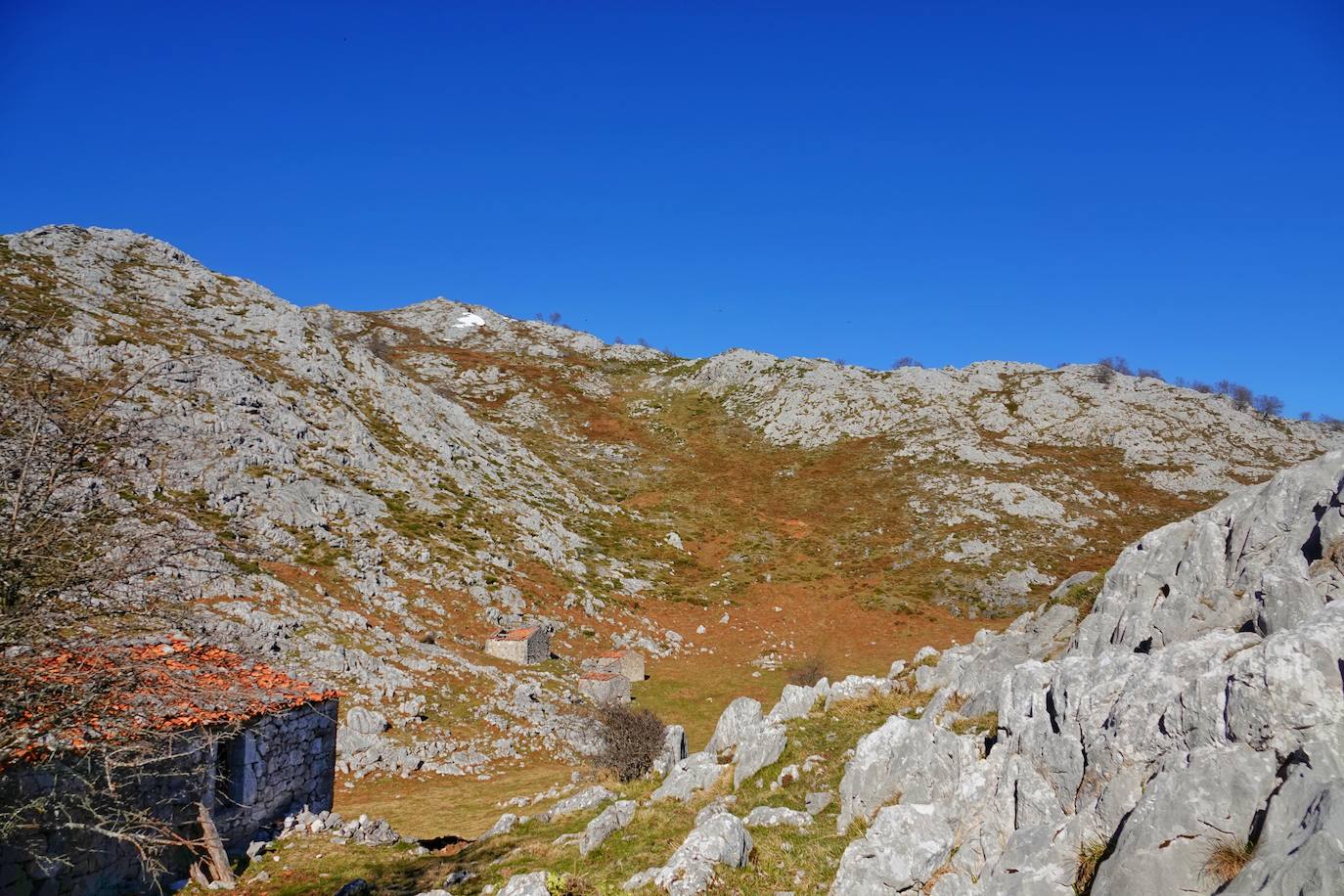 La ascensión a Peña Main (1605m), en pleno macizo de los Urrieles, no resulta complicada y, sin embargo, esta cumbre es una atalaya perfecta para observar los tres macizos de los Picos de Europa y sus cimas más altas y míticas