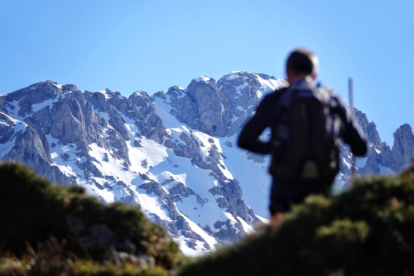 La ascensión a Peña Main (1605m), en pleno macizo de los Urrieles, no resulta complicada y, sin embargo, esta cumbre es una atalaya perfecta para observar los tres macizos de los Picos de Europa y sus cimas más altas y míticas