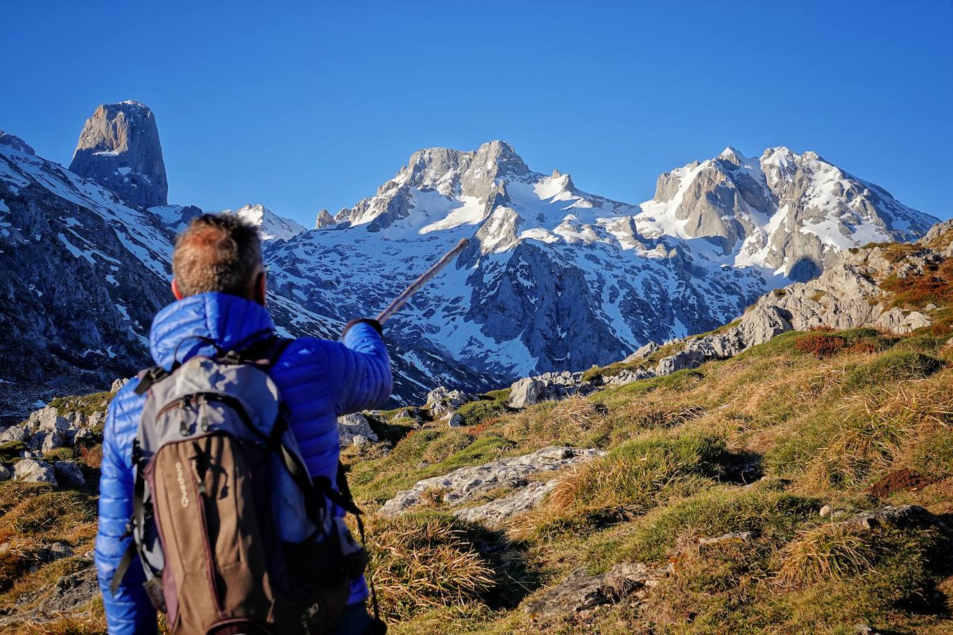 La ascensión a Peña Main (1605m), en pleno macizo de los Urrieles, no resulta complicada y, sin embargo, esta cumbre es una atalaya perfecta para observar los tres macizos de los Picos de Europa y sus cimas más altas y míticas