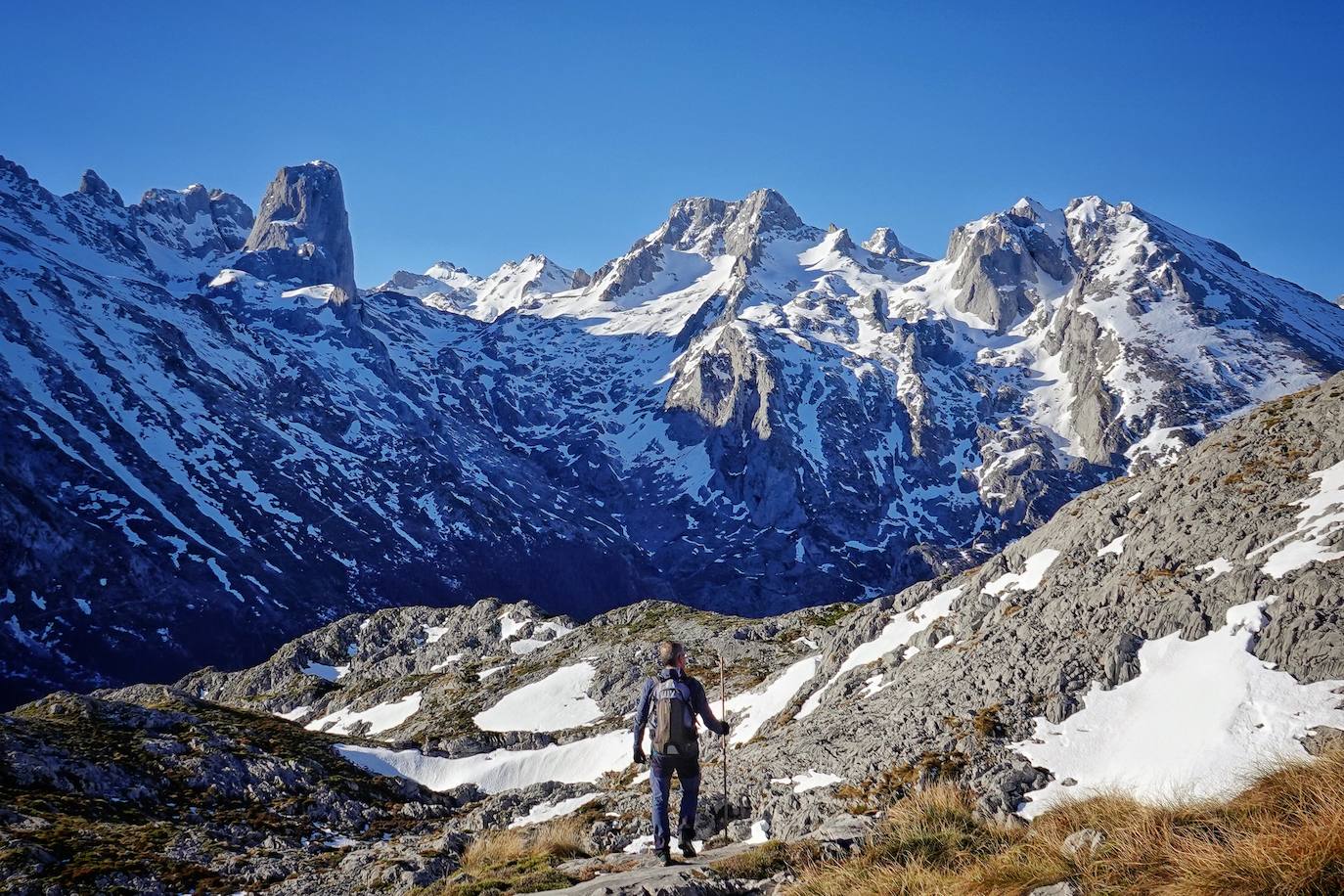 La ascensión a Peña Main (1605m), en pleno macizo de los Urrieles, no resulta complicada y, sin embargo, esta cumbre es una atalaya perfecta para observar los tres macizos de los Picos de Europa y sus cimas más altas y míticas