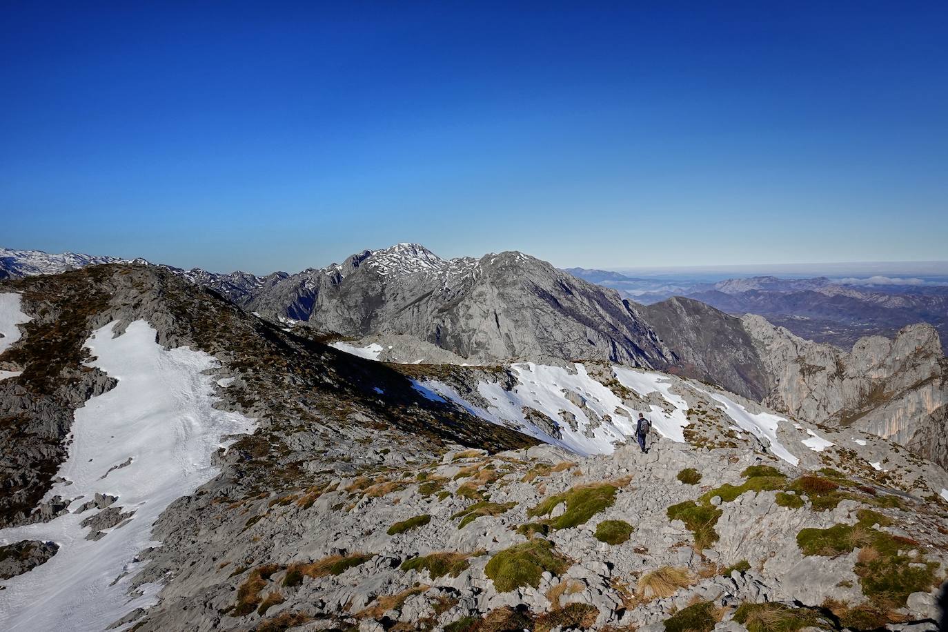 La ascensión a Peña Main (1605m), en pleno macizo de los Urrieles, no resulta complicada y, sin embargo, esta cumbre es una atalaya perfecta para observar los tres macizos de los Picos de Europa y sus cimas más altas y míticas