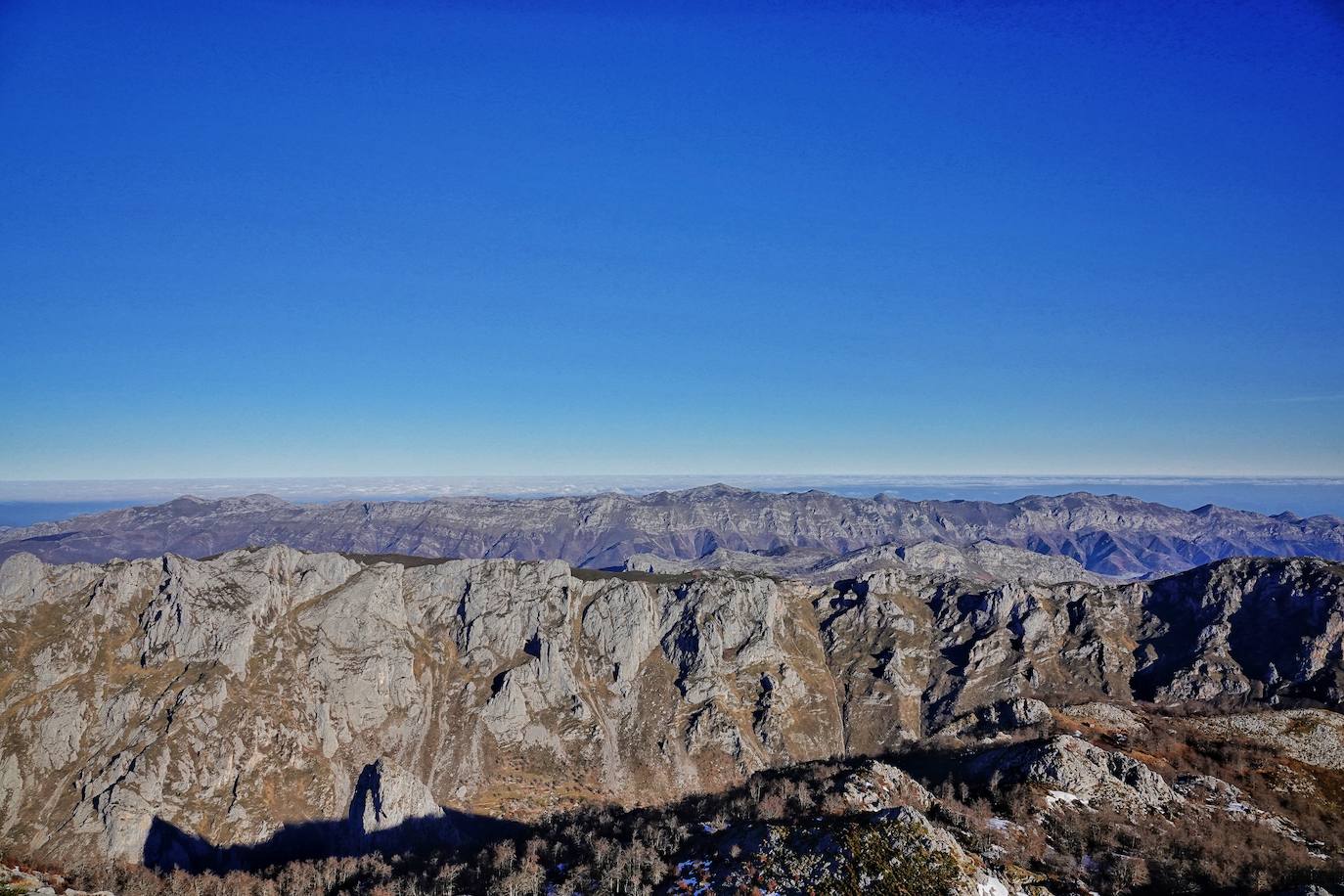 La ascensión a Peña Main (1605m), en pleno macizo de los Urrieles, no resulta complicada y, sin embargo, esta cumbre es una atalaya perfecta para observar los tres macizos de los Picos de Europa y sus cimas más altas y míticas