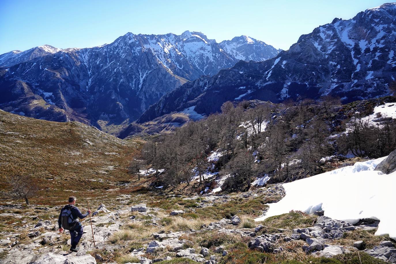 La ascensión a Peña Main (1605m), en pleno macizo de los Urrieles, no resulta complicada y, sin embargo, esta cumbre es una atalaya perfecta para observar los tres macizos de los Picos de Europa y sus cimas más altas y míticas