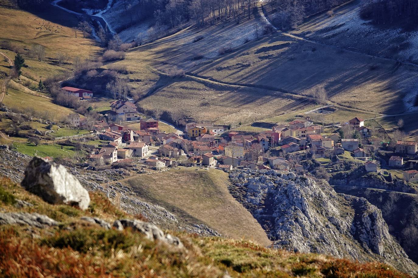 La ascensión a Peña Main (1605m), en pleno macizo de los Urrieles, no resulta complicada y, sin embargo, esta cumbre es una atalaya perfecta para observar los tres macizos de los Picos de Europa y sus cimas más altas y míticas