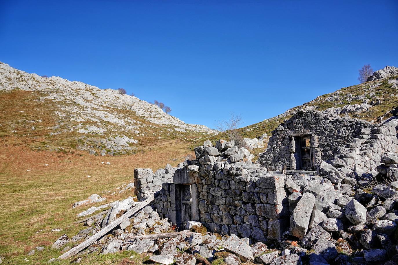 La ascensión a Peña Main (1605m), en pleno macizo de los Urrieles, no resulta complicada y, sin embargo, esta cumbre es una atalaya perfecta para observar los tres macizos de los Picos de Europa y sus cimas más altas y míticas